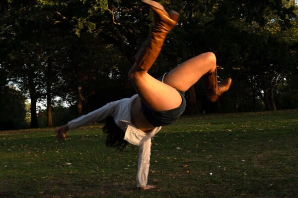 Eaves Wilder - Everybody Talks - BestNewMusic2025 - New Music 2025 > Q4 > W46